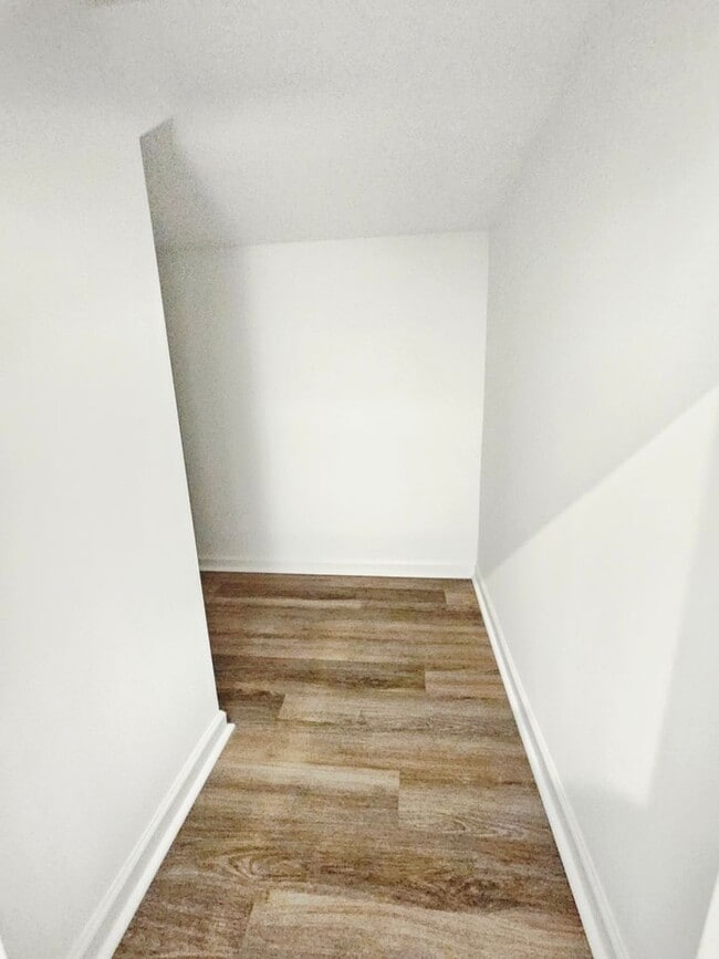Building Photo - Gated Community with Amenities!