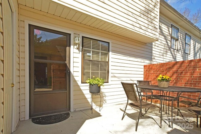 Building Photo - 8843 Hunter Ridge Dr