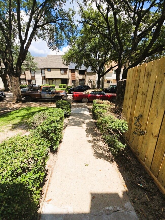 Building Photo - 15625 Weldon Dr