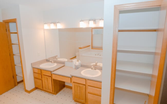 Building Photo - Private Oasis in the heart of Mequon