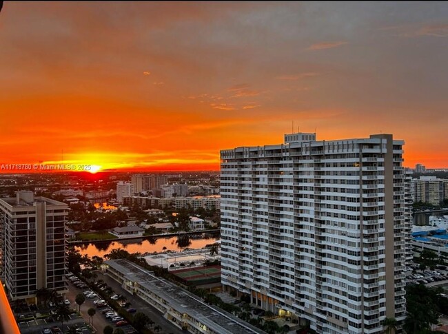 Building Photo - 2030 S Ocean Dr