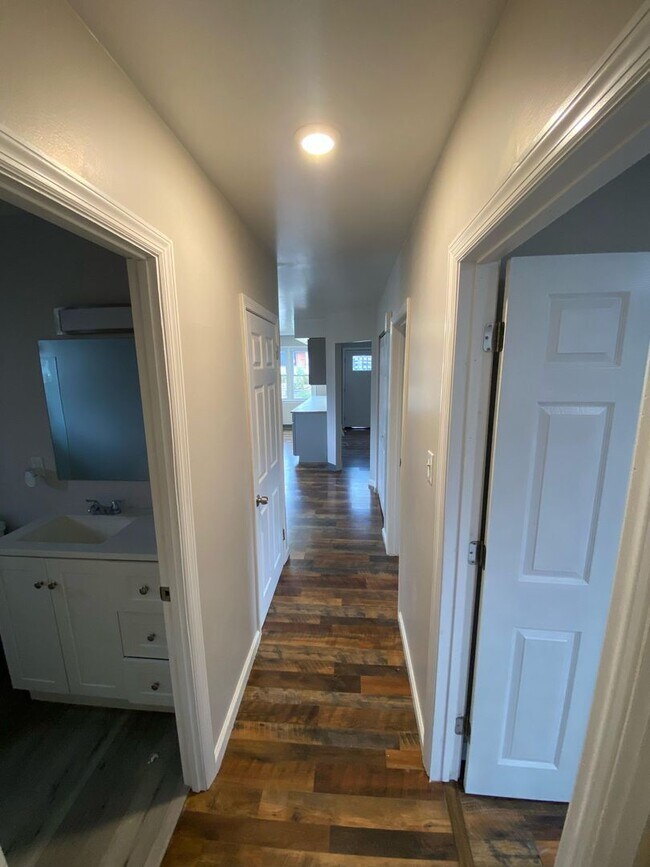 Building Photo - Renovated 3 Bed Single Family Ranch Home o...