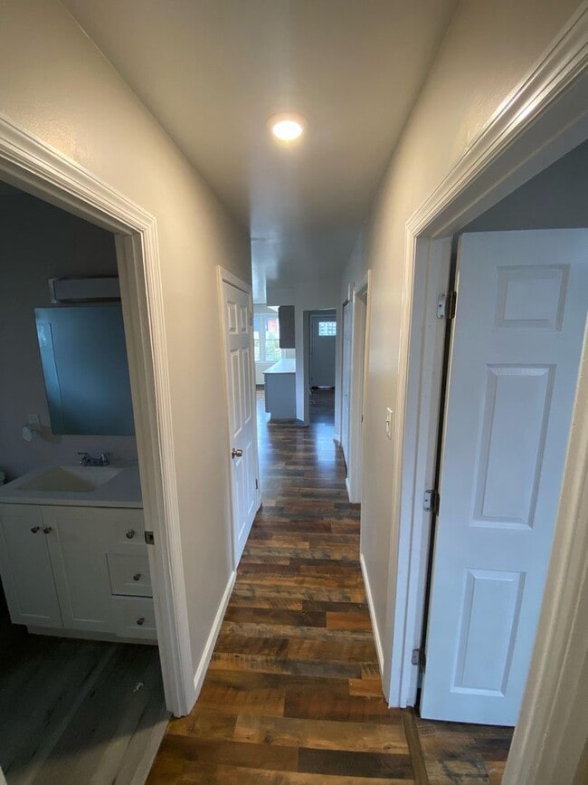 Building Photo - Renovated 3 Bed Single Family Ranch Home on Quite Cul De Sac