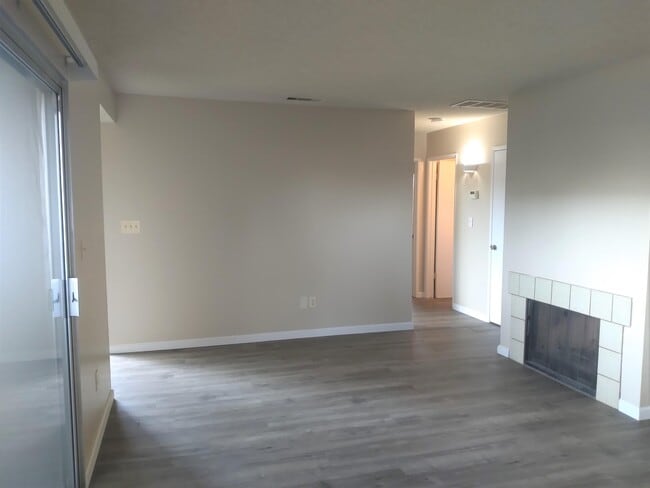 Building Photo - 4504 N Valentine Ave
