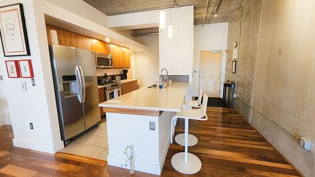 Building Photo - Incredible Top-Floor 1BR with Skyline View...