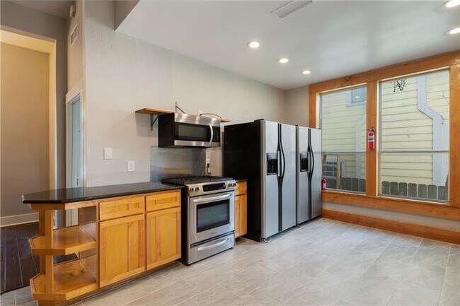 Building Photo - FULLY REMODELED  bedroom 7 baths