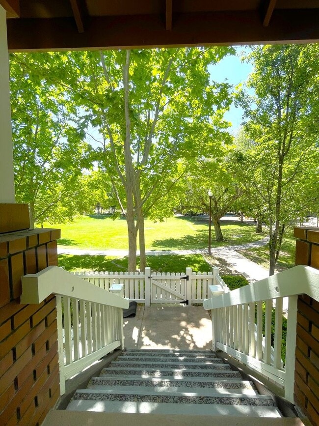 Building Photo - Stunning 3 Bedroom 2.5 Bath Town Home in p...