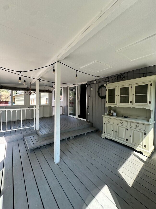 Building Photo - Beautifully Remodeled 3 Bedroom, 2 Bathroom Home – Move-In Ready!