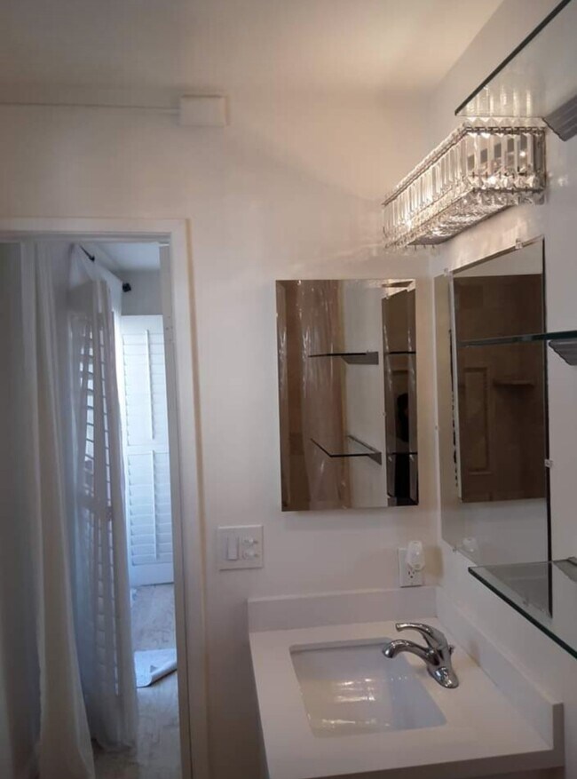 Master bathroom - 1040 N Gardner St