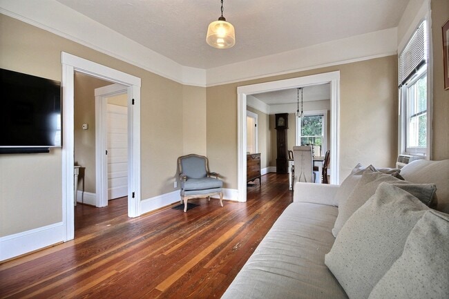 Building Photo - Charming Victorian home with private driveway