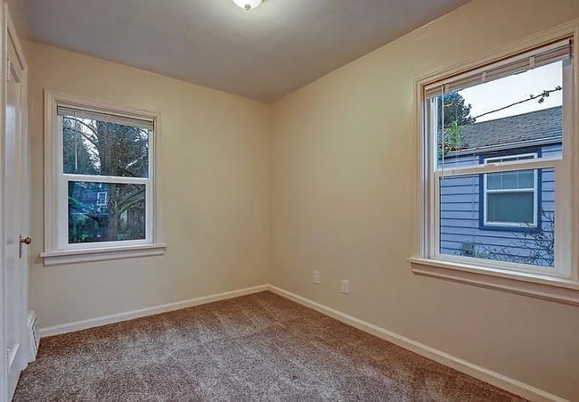 Building Photo - Great Northgate/Maple Leaf location - cute...