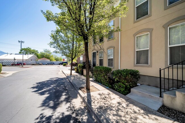 Building Photo - Awesome Townhome in Iverness Square in Murray