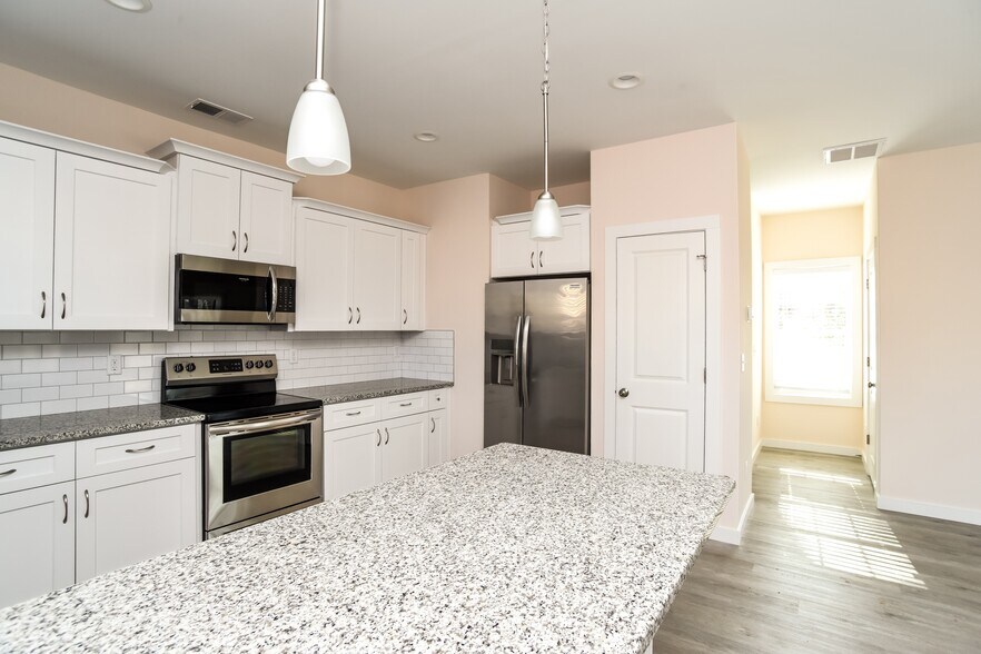 Building Photo - 608 E Texas Ave