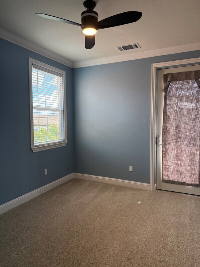 Building Photo - Gorgeous 3 Bed, 2.5 Bath Condo in Perfect ...