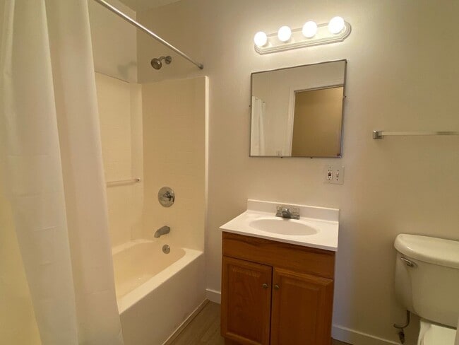 Building Photo - 5BD/3BA on Tipton!! Great Backyard w Patio!!
