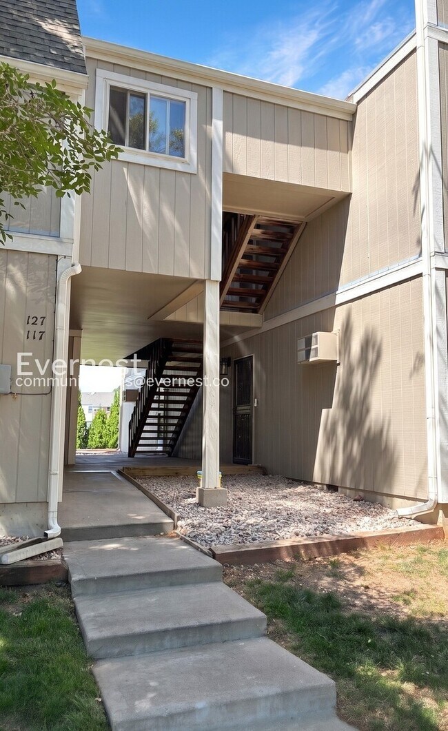 Building Photo - 2 Bed/1 Bath Condo with Off-Street Parking / Available Now!
