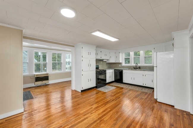 Building Photo - 86 Main St