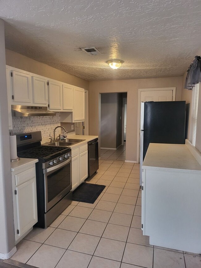 Building Photo - Historic Bungalow House 2/bd 1/ba 730/sf