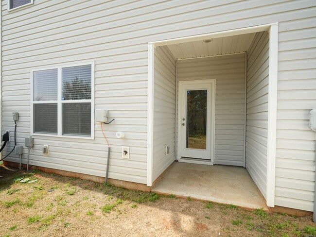 Building Photo - 3 Bed 2.5 Bath Townhome, END UNIT WITH PRIVATE BACKYARD! $500 OFF FIRST FULL MONTH RENT