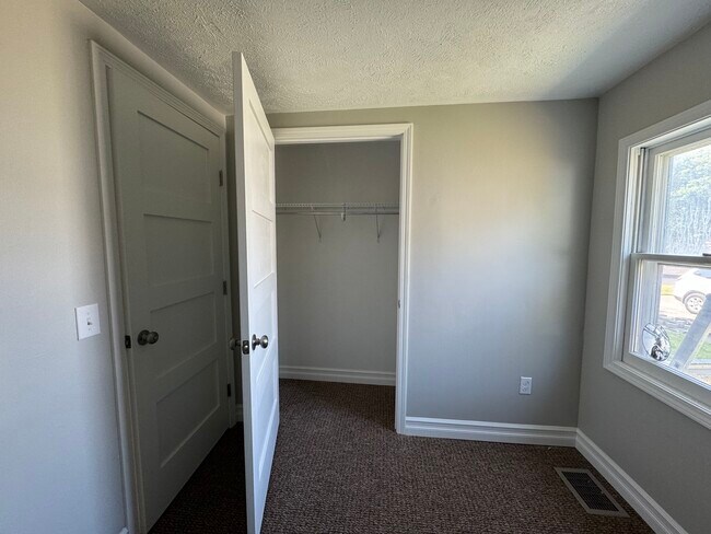 Building Photo - 285 1/2 Walnut St