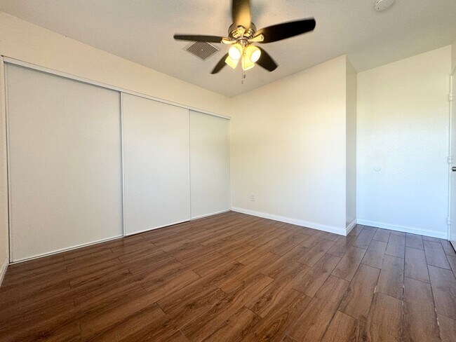 Building Photo - AVAILABLE NOW!! 3 Bed / 2 Bath Home in Des...
