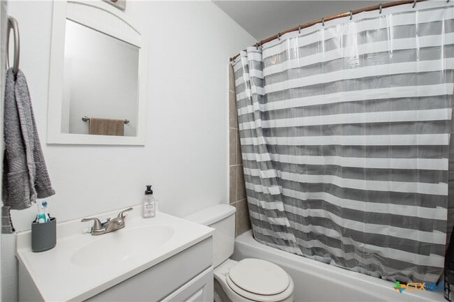 Building Photo - 1410 Windsor Cir