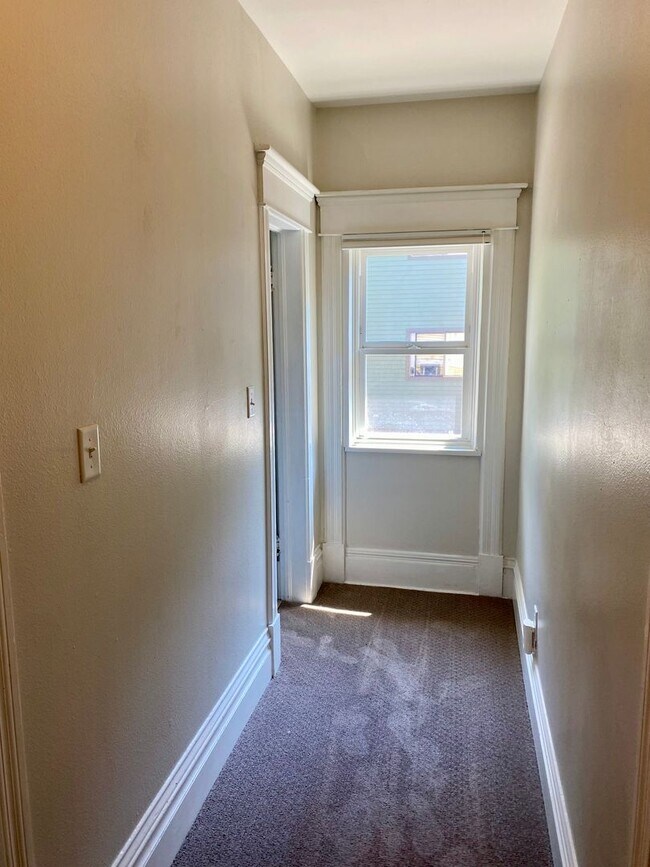 Building Photo - Spacious 4 bedroom Historic House - Available for Fall 2026-2027!