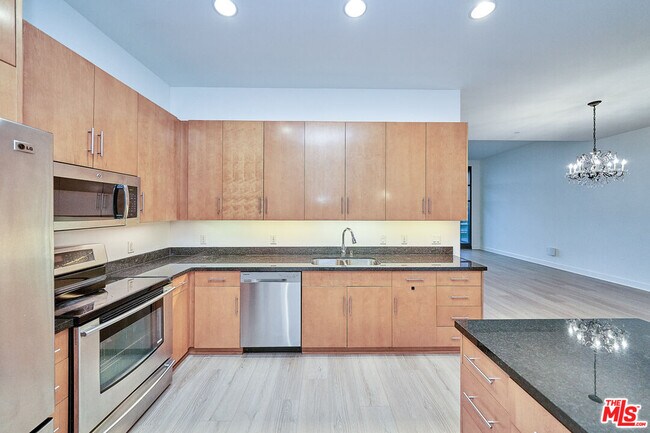 Building Photo - 3223 W 6th St