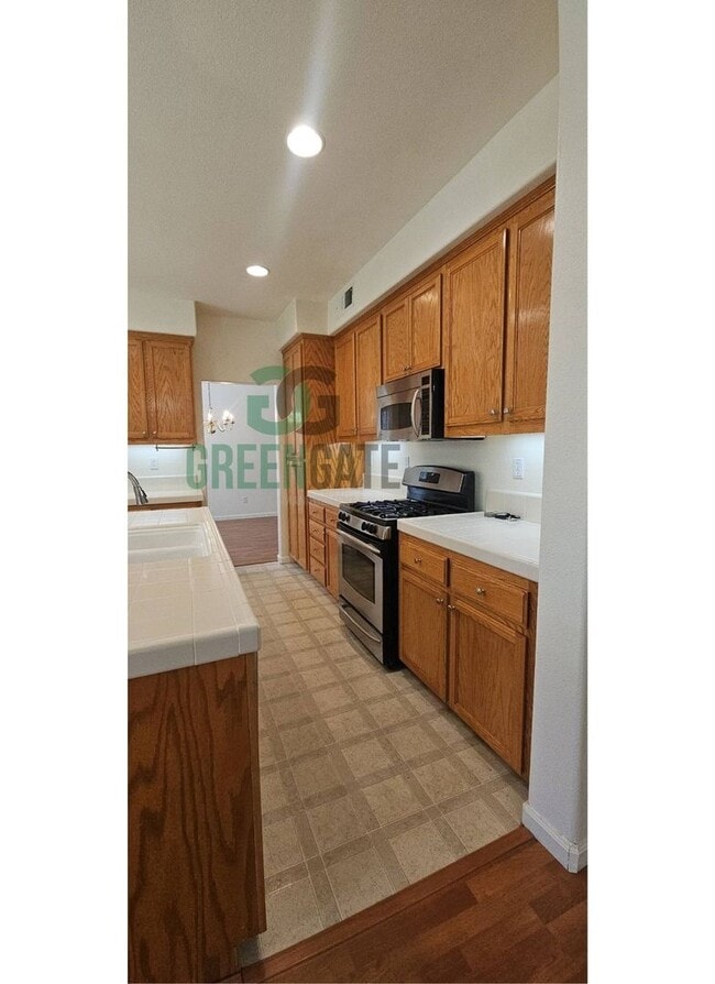 Building Photo - Beautiful 4 Bedroom, 3 Bathroom Home in Tr...