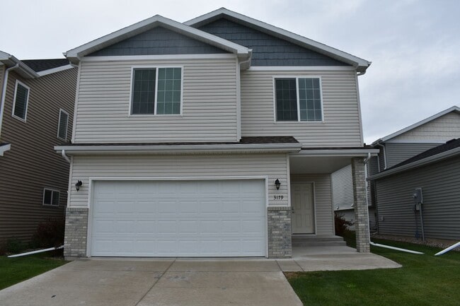 Primary Photo - 3 bed 3 bath