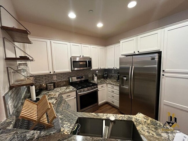 Building Photo - 305 Esplanade Cir