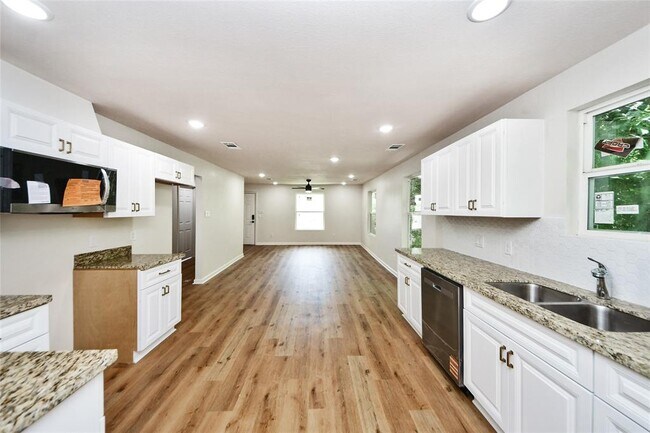 Building Photo - 2804 Bringhurst St