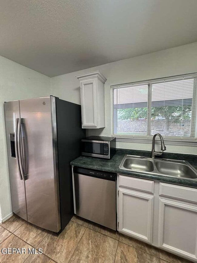 Building Photo - 3033 Tierra Humeda Dr