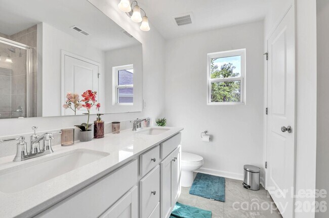 Building Photo - 1940 Highland Park Dr