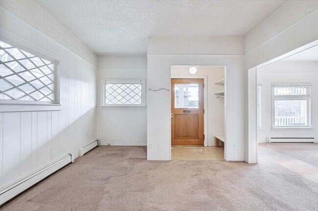 Building Photo - Charming 1-bdrm/1-bath in 1900s Victorian triplex—Prime location, shared laundry & yard