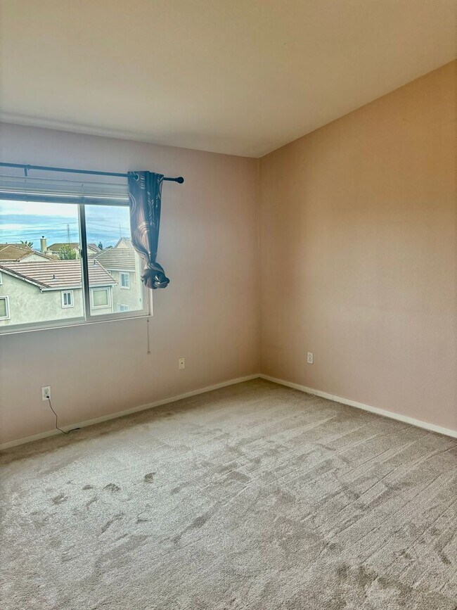 Building Photo - Great Neighborhood- Large 5 bed 3 bath home in San Marcos area in Pittsburg!