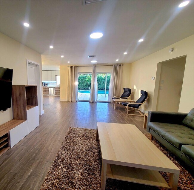 Building Photo - 1320 Arthur St