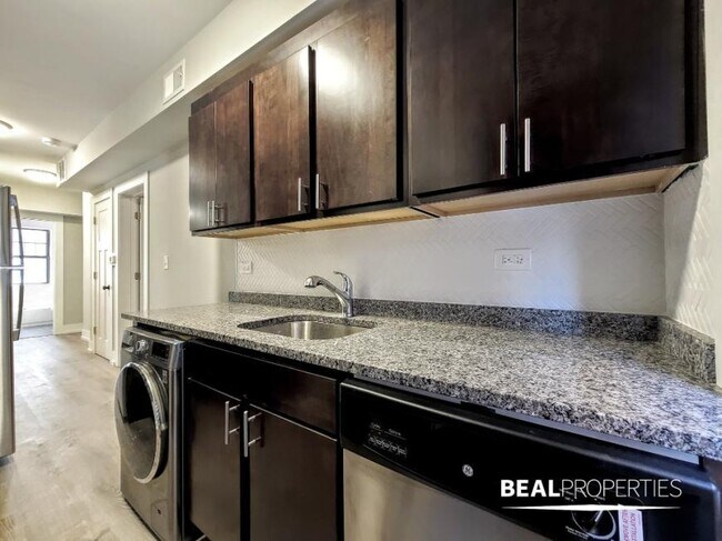 Building Photo - 2 bedroom in EVANSTON IL 60202