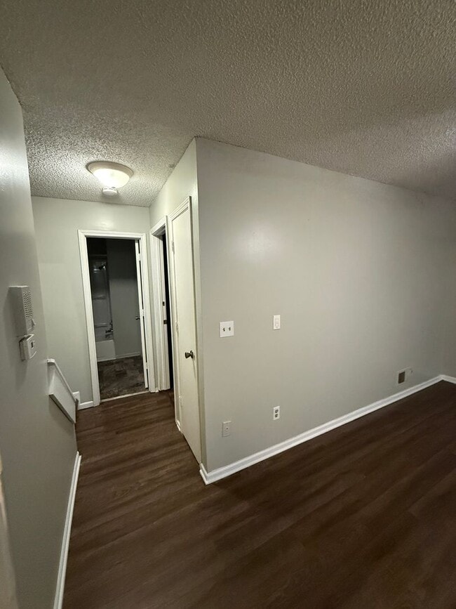 Building Photo - Great 3 bedroom townhouse available