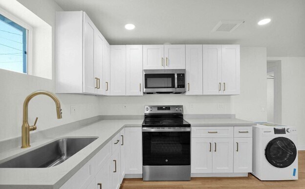 Building Photo - Newly Renovated 2 Bedroom, 1 Bath, with St...