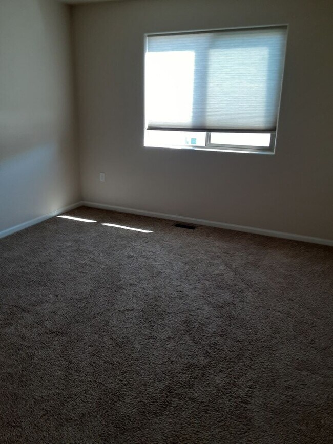 Building Photo - 3 Bedroom, 2 Bath Home with Attached 2-Car...