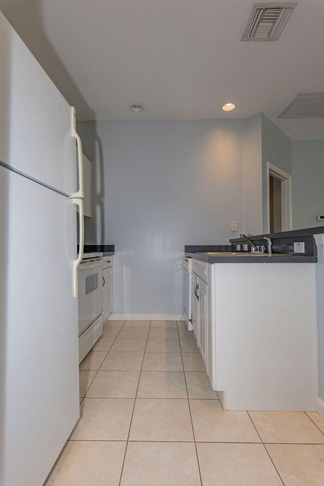Building Photo - Cozy 1 bedroom/1 bath garage apartment in ...