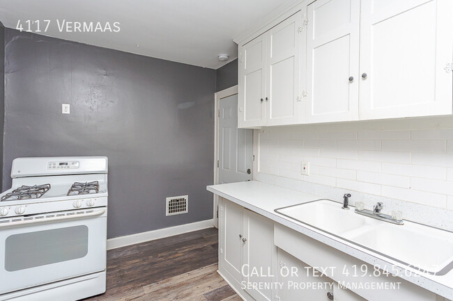 Building Photo - Charming Two Bedroom Upper Unit Duplex For...