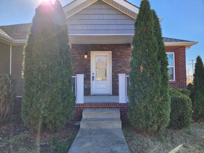 Building Photo - $1650 - 3 Bedroom 2 Bath Ranch Home