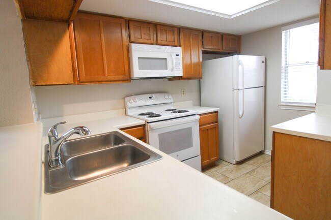Building Photo - 945 Schertz Pkwy