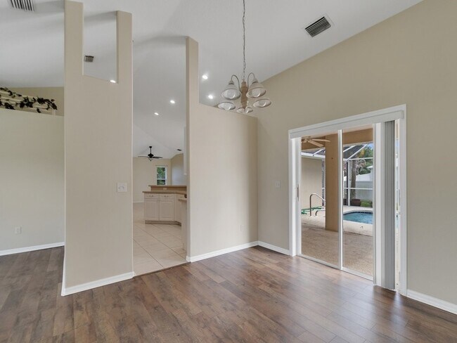 Building Photo - 962 Montrose Ave