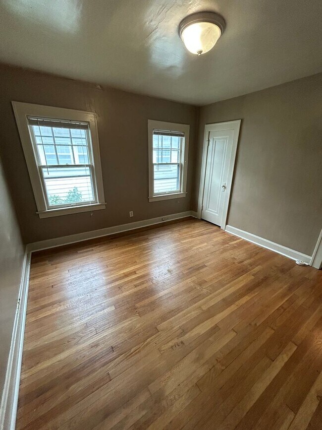 Building Photo - 3 BED 1.5 BATH HOME near UMKC! $1700.00!!!