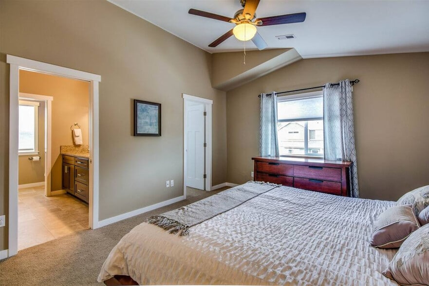 Building Photo - 525 SE Gleneden Place