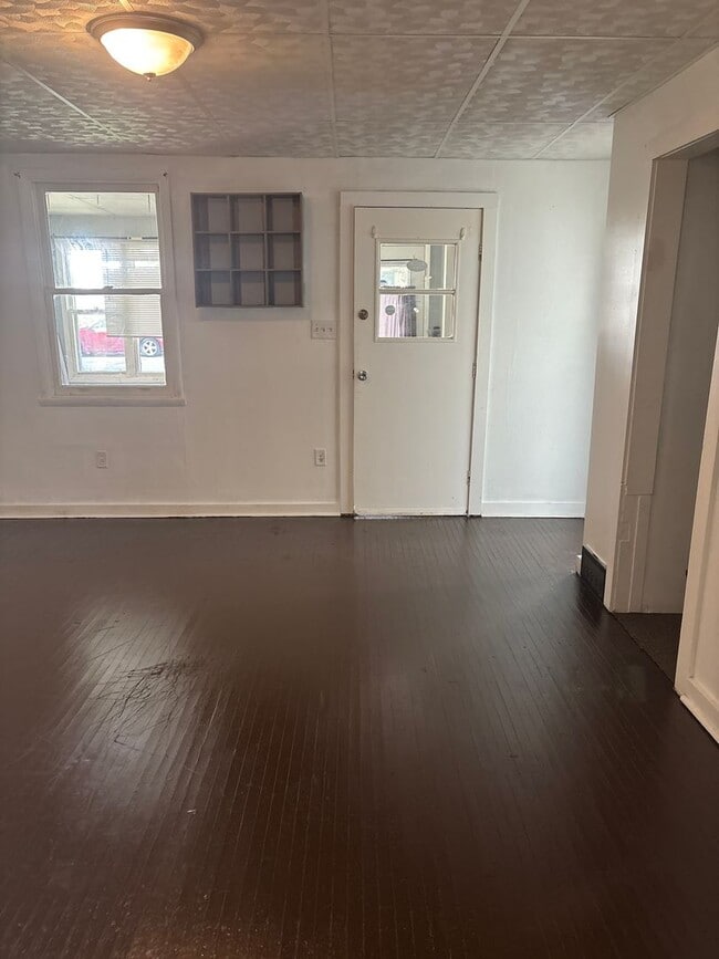 Building Photo - SPACIOUS 4 BEDROOM HOME READY TO WELCOME YOU