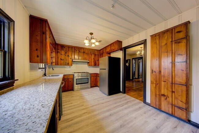 Building Photo - 5233 Brinkman St